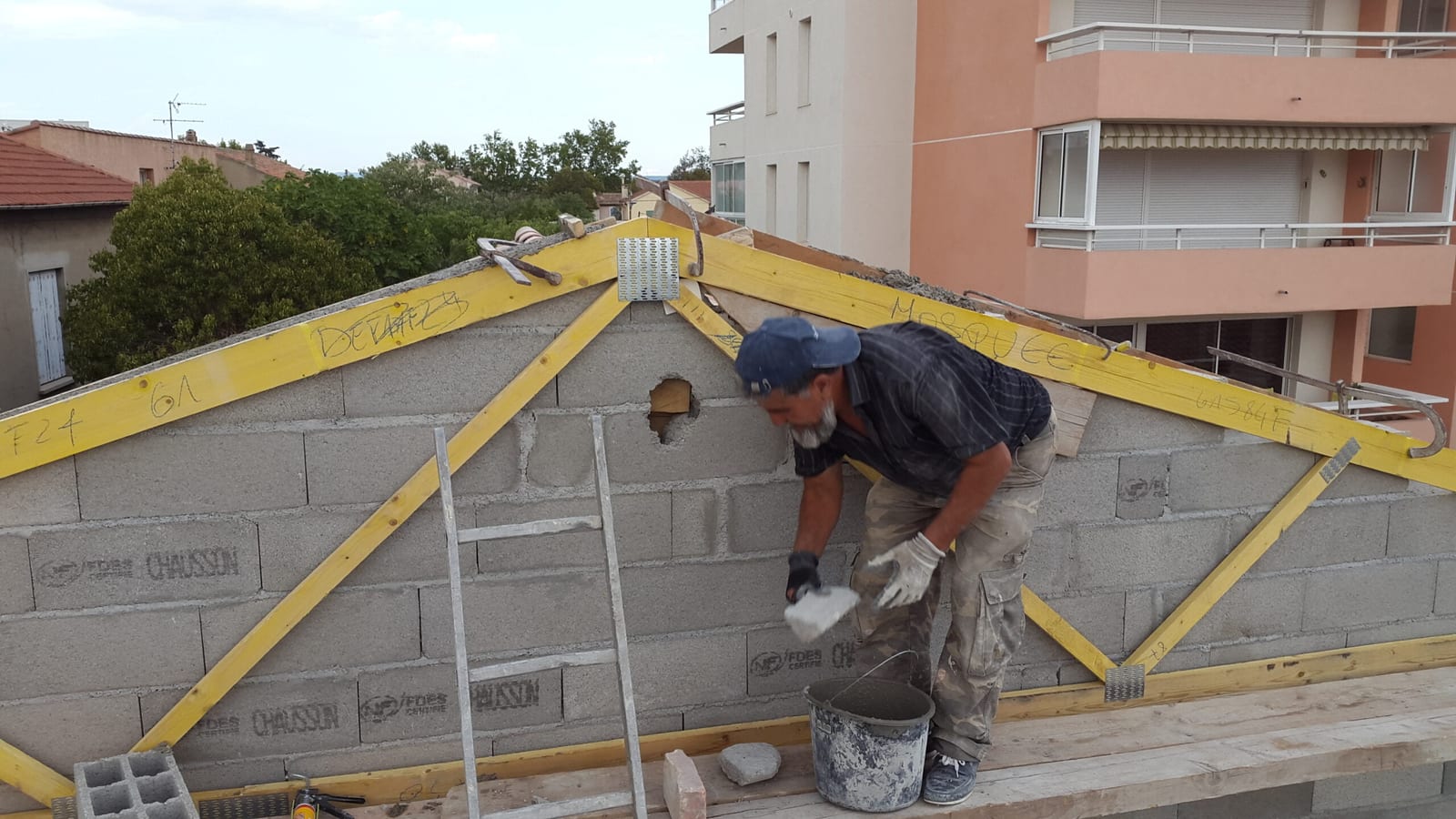 Chantier de maçonnerie mené par Les Maisons Vertes Provençales dans le secteur d'Istres