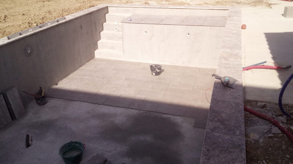 Piscine béton Istres 13800 — réalisation Les Maisons Vertes Provençales