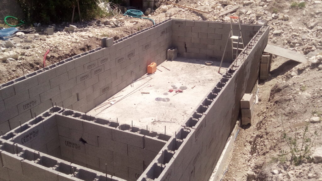 Piscine béton Port-de-Bouc — banchage et structure monobloc