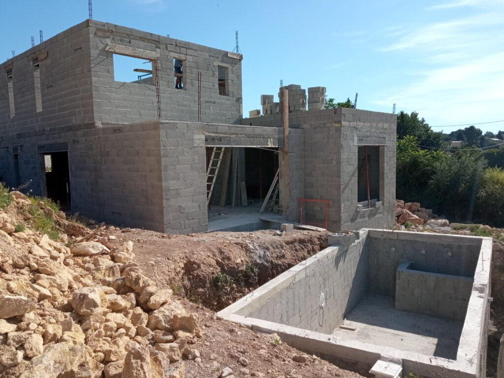 Villa en gros œuvre et bassin sur un terrain en restanques
