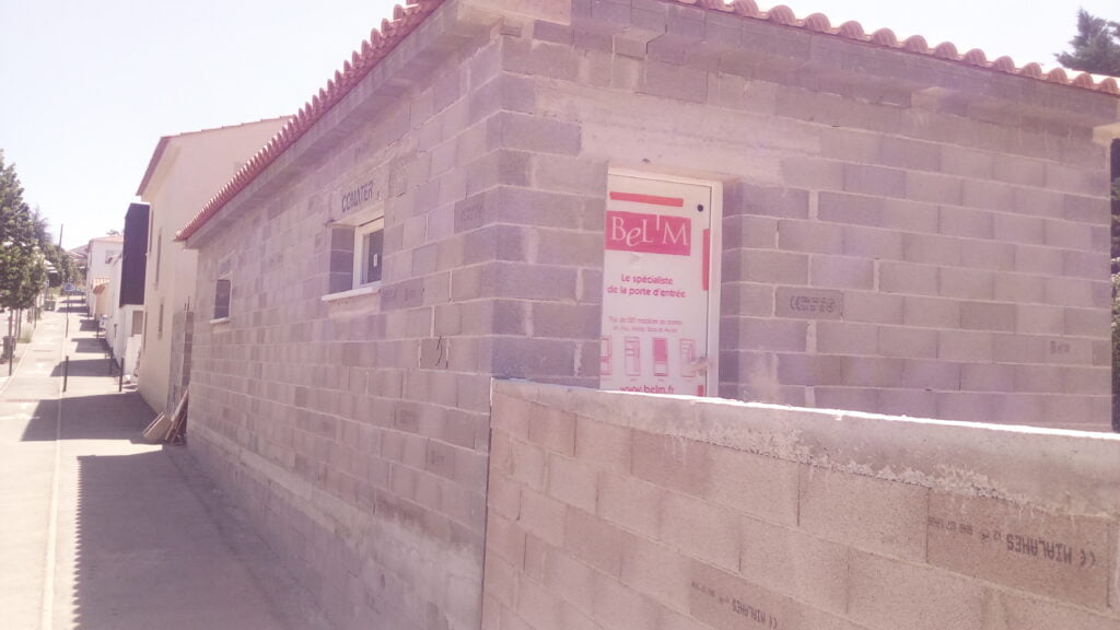 Villa Luynes avec mur de soutènement et plateforme béton