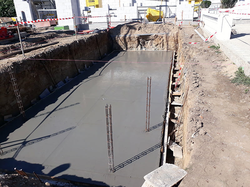 Radier béton armé d'une piscine prêt au coulage en Provence — Les Maisons Vertes Provençales