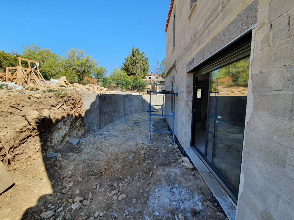 Toiture fermette et menuiseries aluminium anthracite — villa Lambesc