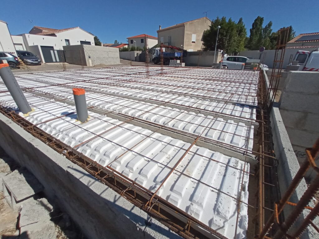 Plancher hourdis polystyrène et treillis soudé ferraillés, prêts pour le coulage de la dalle