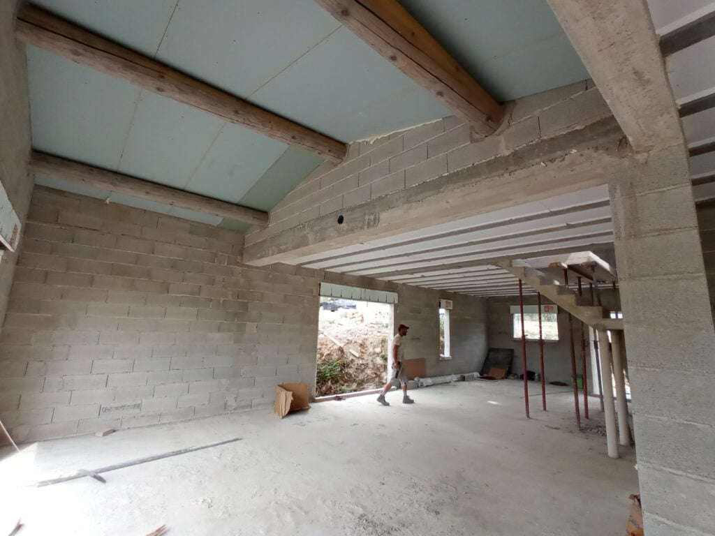Travaux de maçonnerie en cours — villa Lambesc