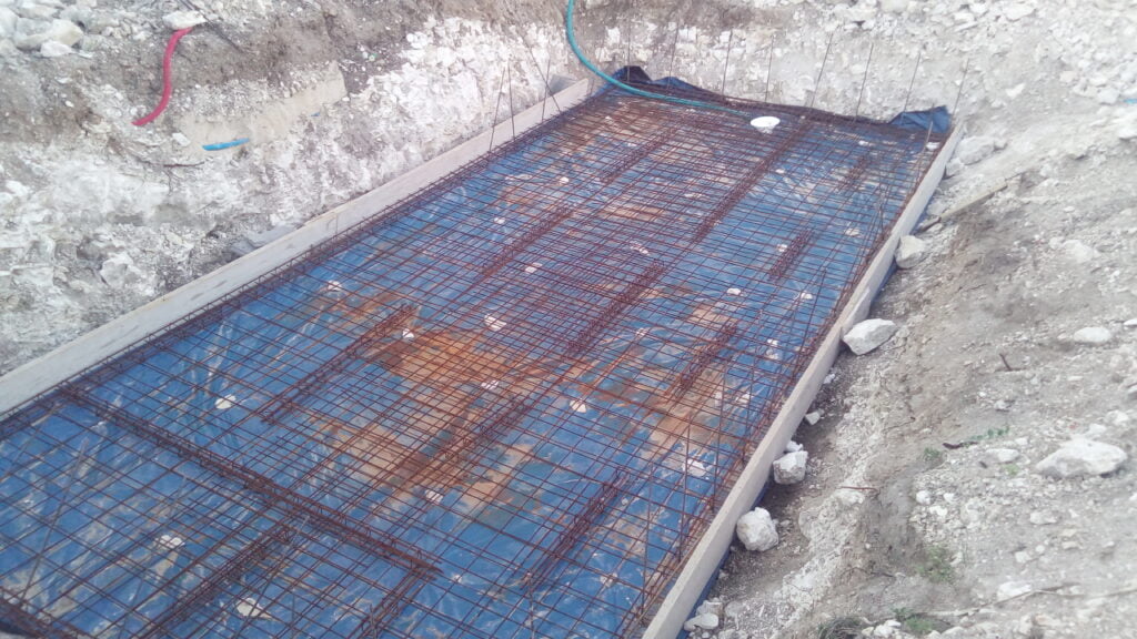 Ferraillage d'une piscine béton maçonné avant coulage — chantier en Provence · LMVP