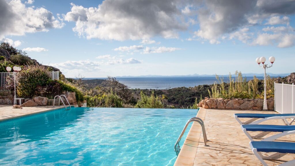 Piscine béton banché finie aux Alpilles — Les Maisons Vertes Provençales