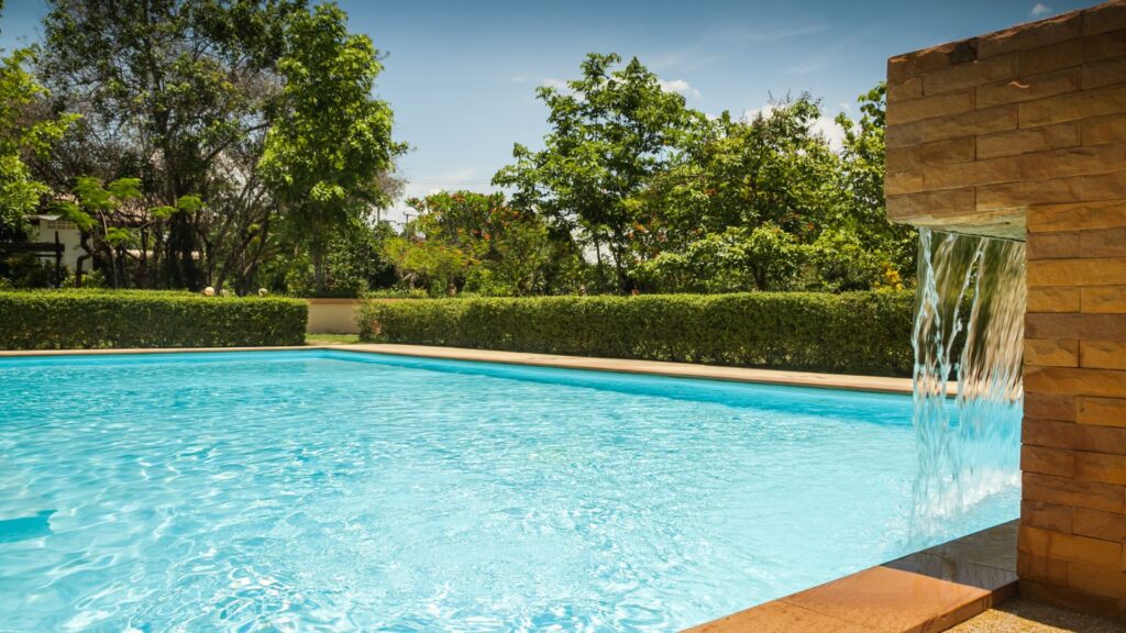 Piscine béton banché 8x4 Marseille — TCO 10 ans LMVP
