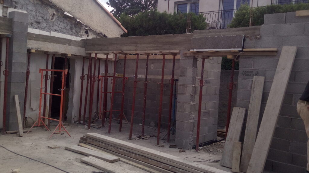 Poutre acier IPN/HEA en sous-œuvre — chantier surélévation Marseille
