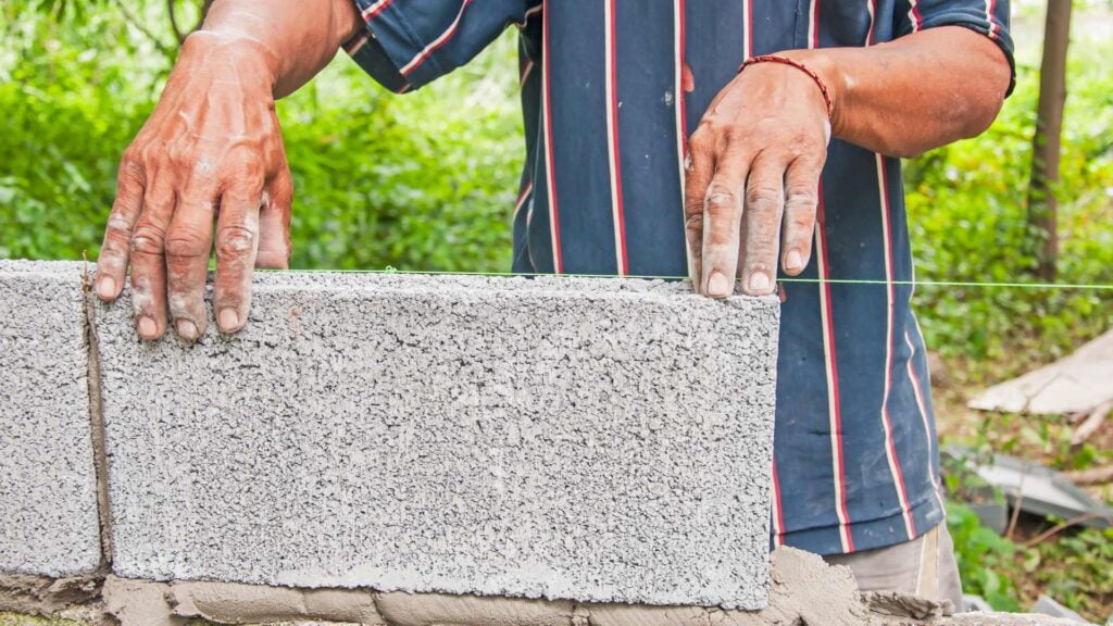 Chantier maçonnerie gros œuvre à Miramas · murs parpaing chaînés · construction maison RE2020