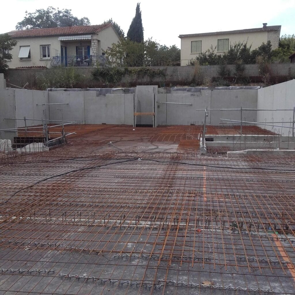 Ferraillage de dalle en cours de mise en place avant coulage du béton