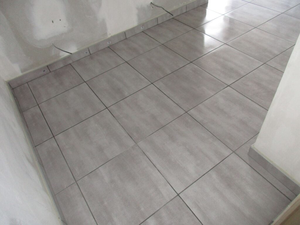 Pose carrelage rénovation Martigues — finition Les Maisons Vertes Provençales