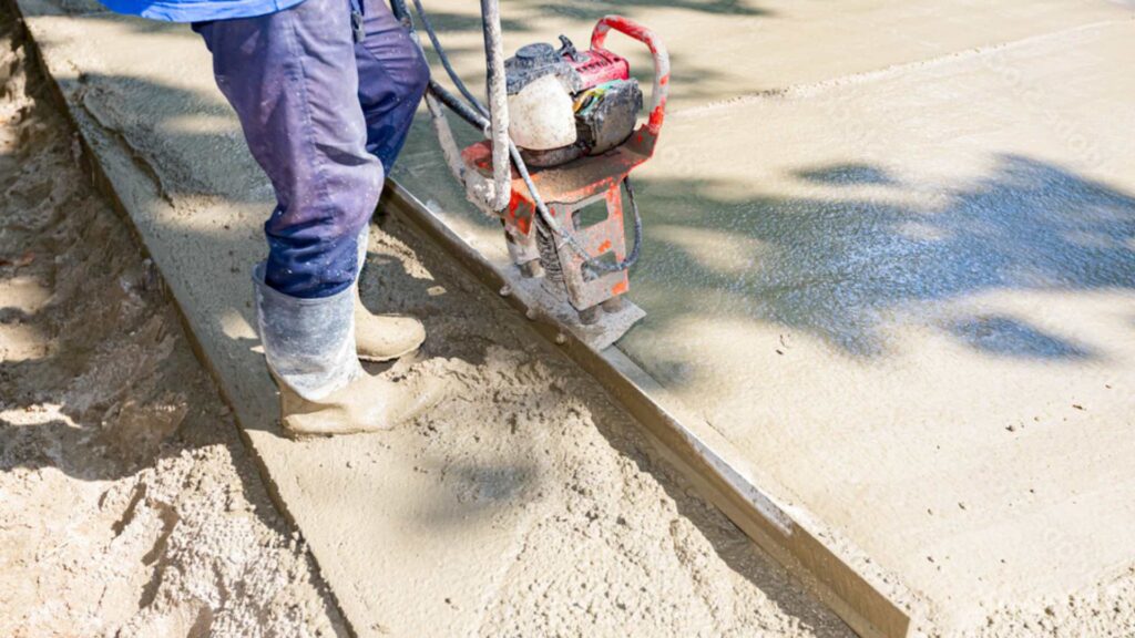 Dallage béton plage piscine Port-de-Bouc — chantier juillet 2023