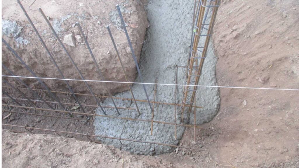 Fondation en béton armé pour mur — étape clé de la construction