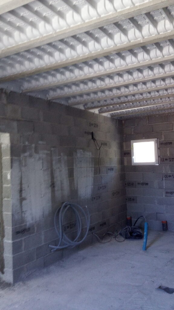 Vue chantier villas mitoyennes Miramas — façade en cours