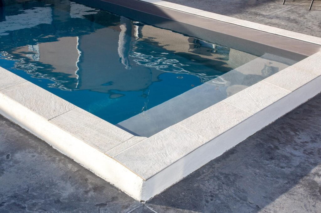 Piscine moderne en béton à Avignon — bassin familial avec terrasse