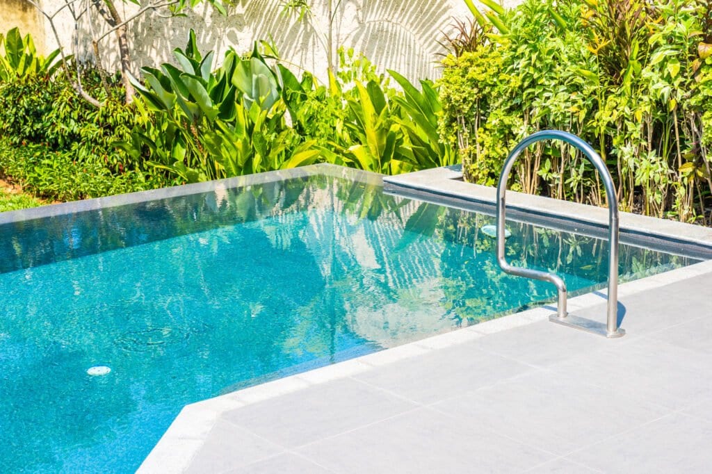 Mini-piscine 10 m² béton — modèle Calanque format compact