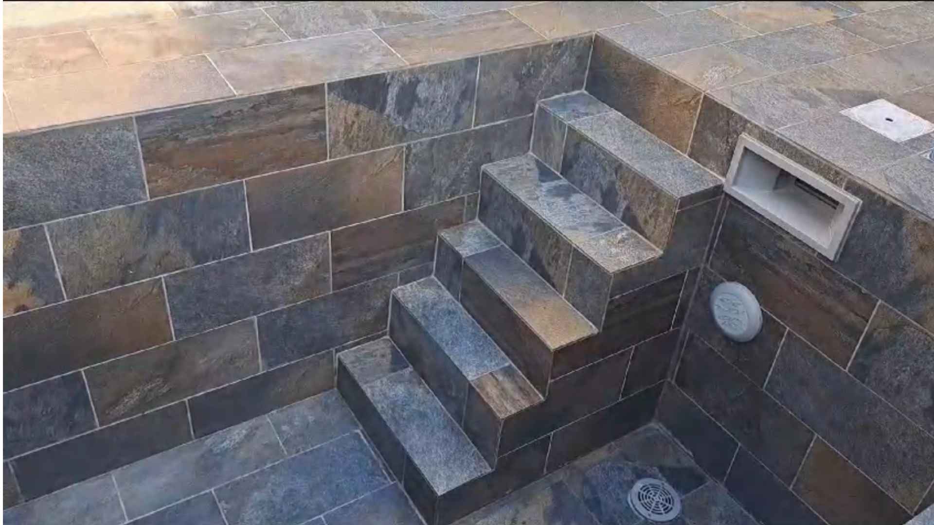Revêtement carrelé d'une piscine béton en Provence — marche et margelle