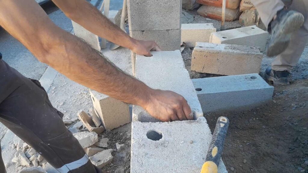Construction d'un mur de clôture à Luynes — agglos chaînés
