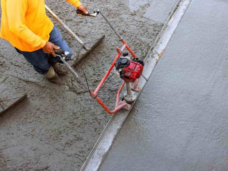 Artisan coulant une dalle béton pour maçonnerie générale à Miramas 13140