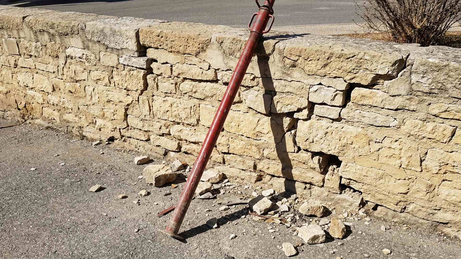 Étai métallique soutenant un vieux muret — intervention urgence maçonnerie Marseille