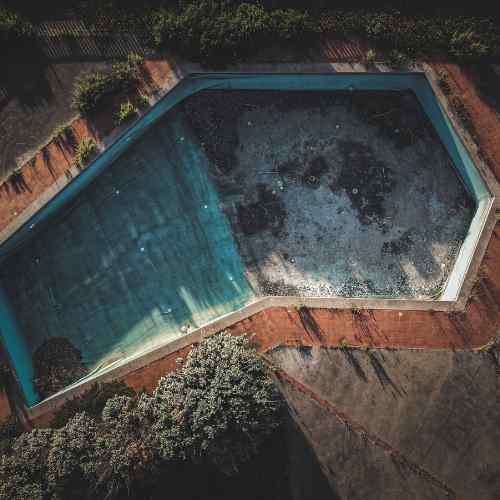 Construction d'une piscine béton maçonné à Aix-en-Provence vue de drone — radier et parois ferraillées · LMVP