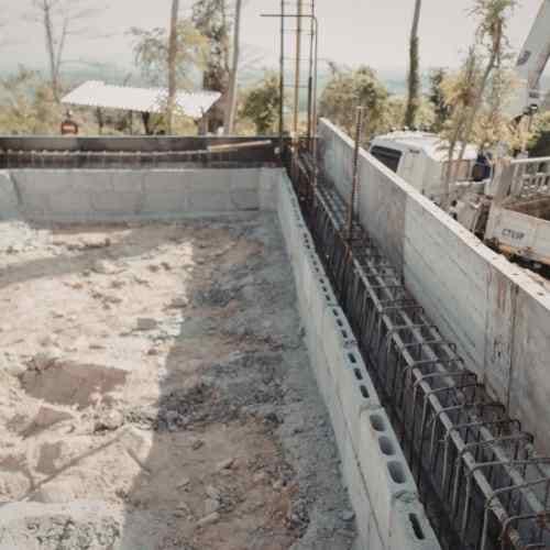 Coffrage et ferraillage des parois d'une piscine béton à Aix-en-Provence avant coulage · LMVP