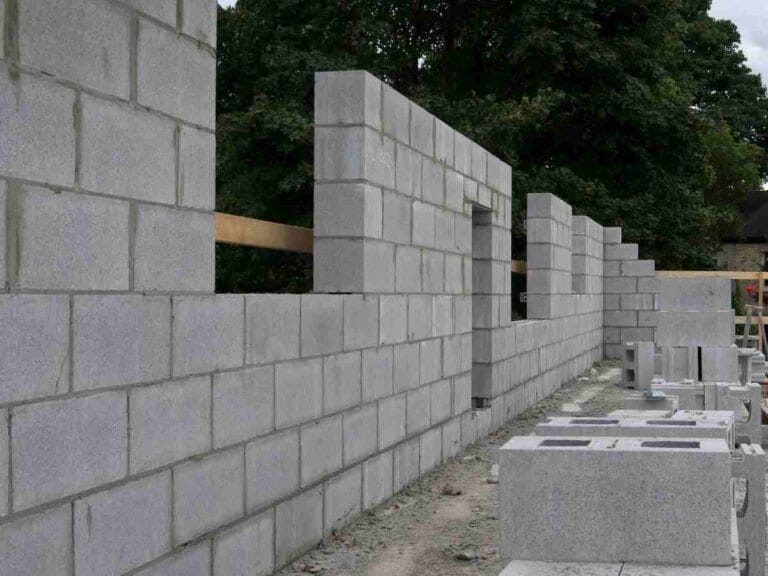 Chantier de gros œuvre et élévation de mur en parpaing à Marseille 13006 · LMVP