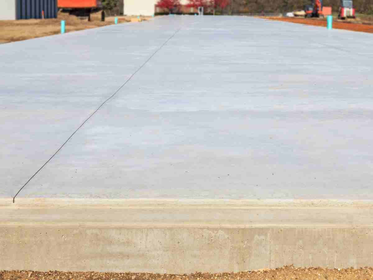 Coulage du béton du radier d'une piscine en Provence — béton hydrofuge vibré · LMVP