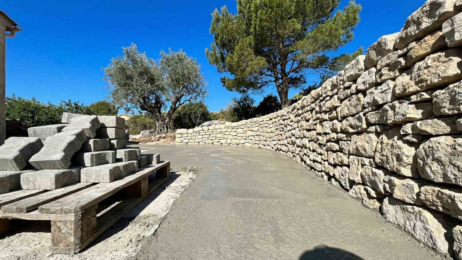 Chantier de maçonnerie et d'aménagement réalisé par Les Maisons Vertes Provençales à Marseille