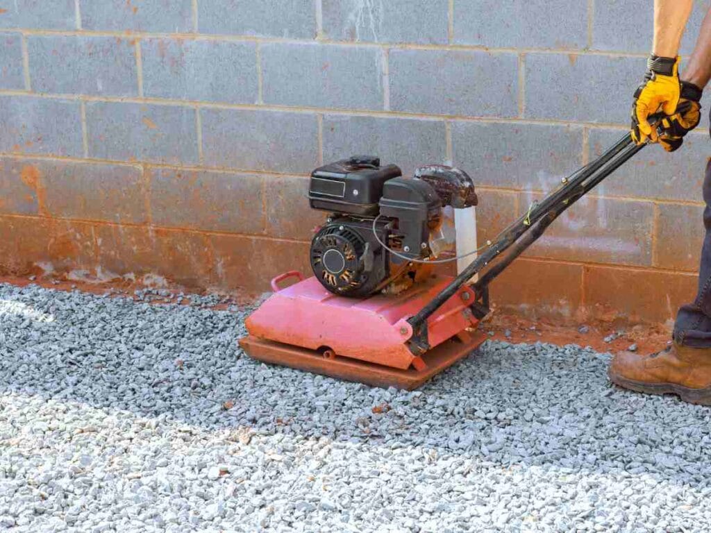 Gravier concassé mis en œuvre pour une couche de forme drainante