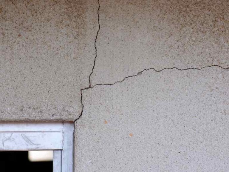 Réparation d'une fissure de façade : ouverture en V, garnissage et raccord d'enduit