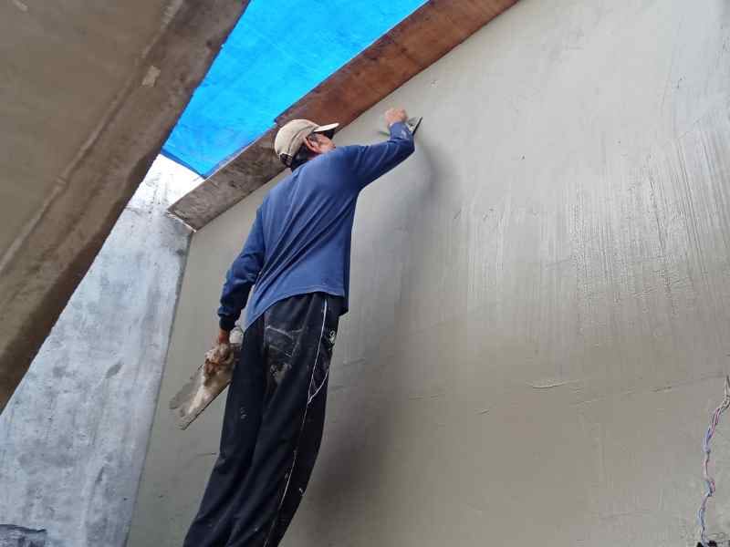Ouvrier sur échafaudage en train de reprendre une fissure en façade — Marseille