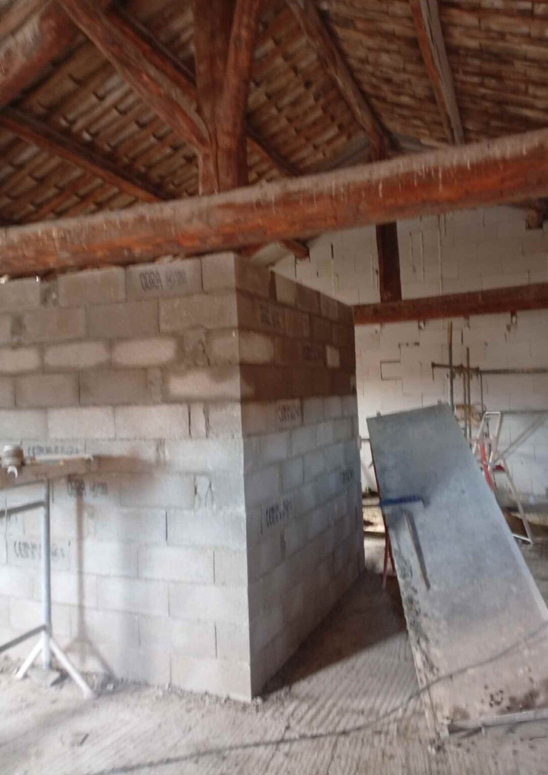 Construction de structures internes maçonnées et escaliers en béton