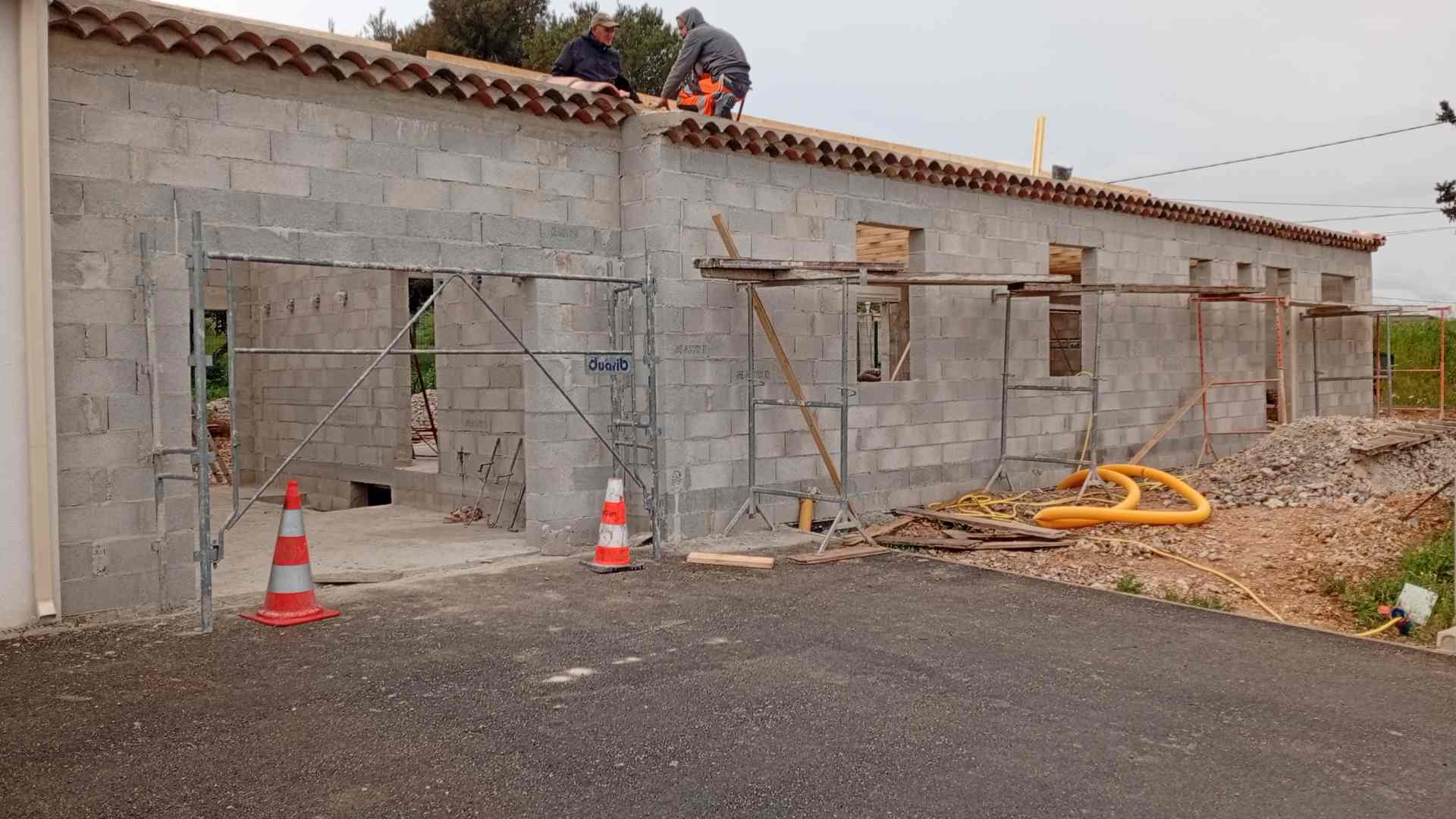 Chantier construction maison neuve à Aix-en-Provence — élévation des murs · LMVP