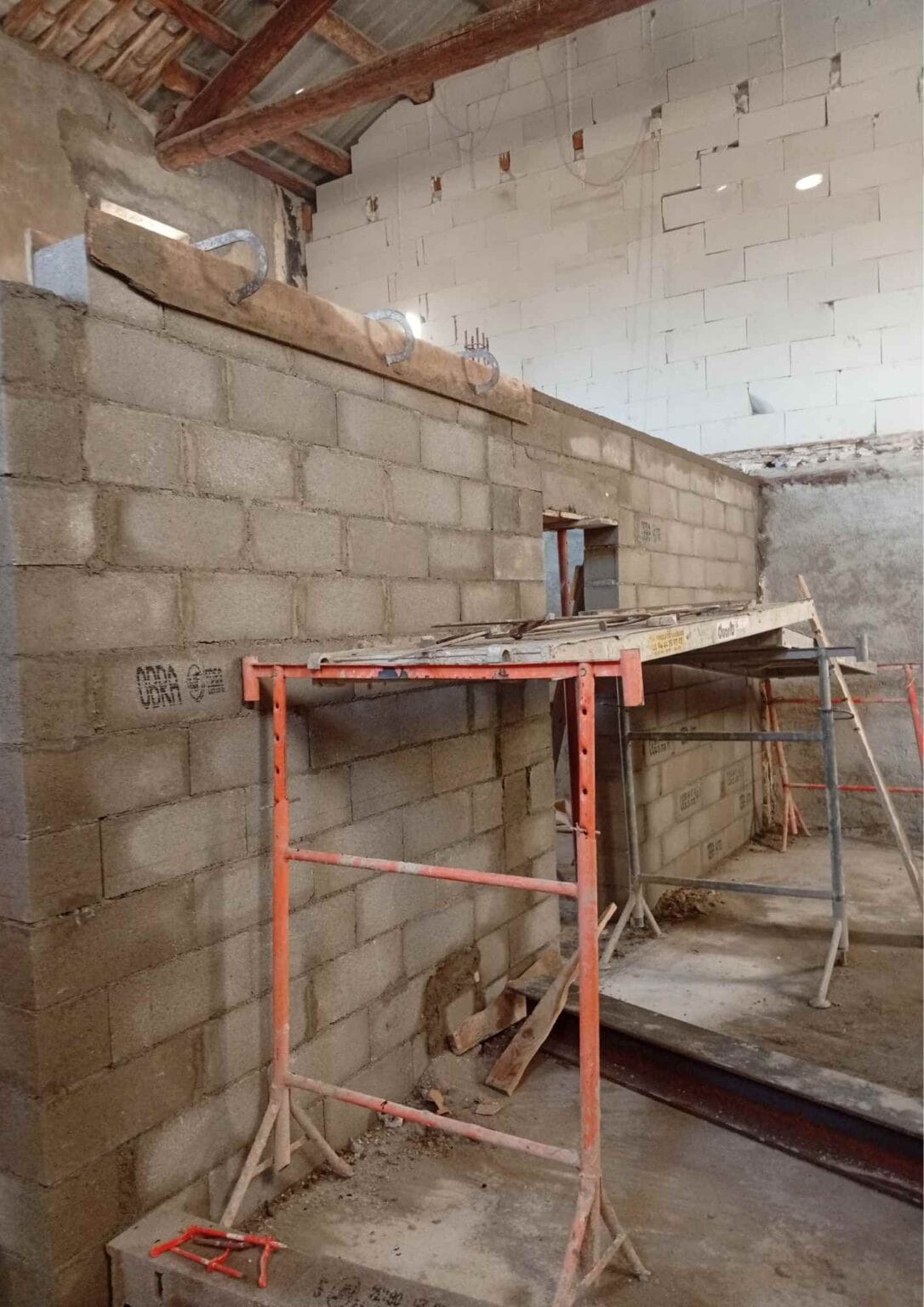 Murs en cours de construction pour un renforcement structurel