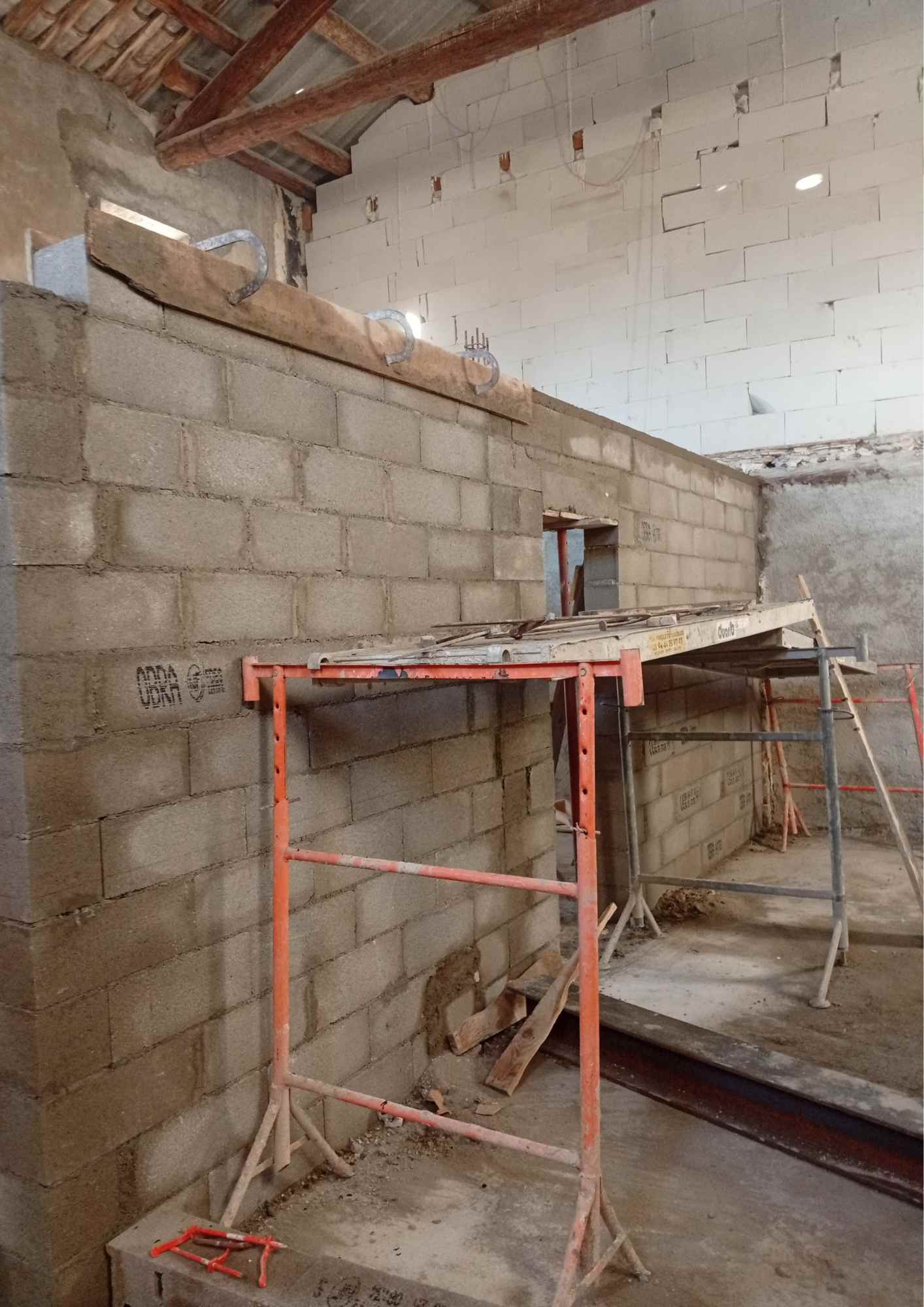 Extension de maison à Arles — phase d'élévation des murs en parpaing