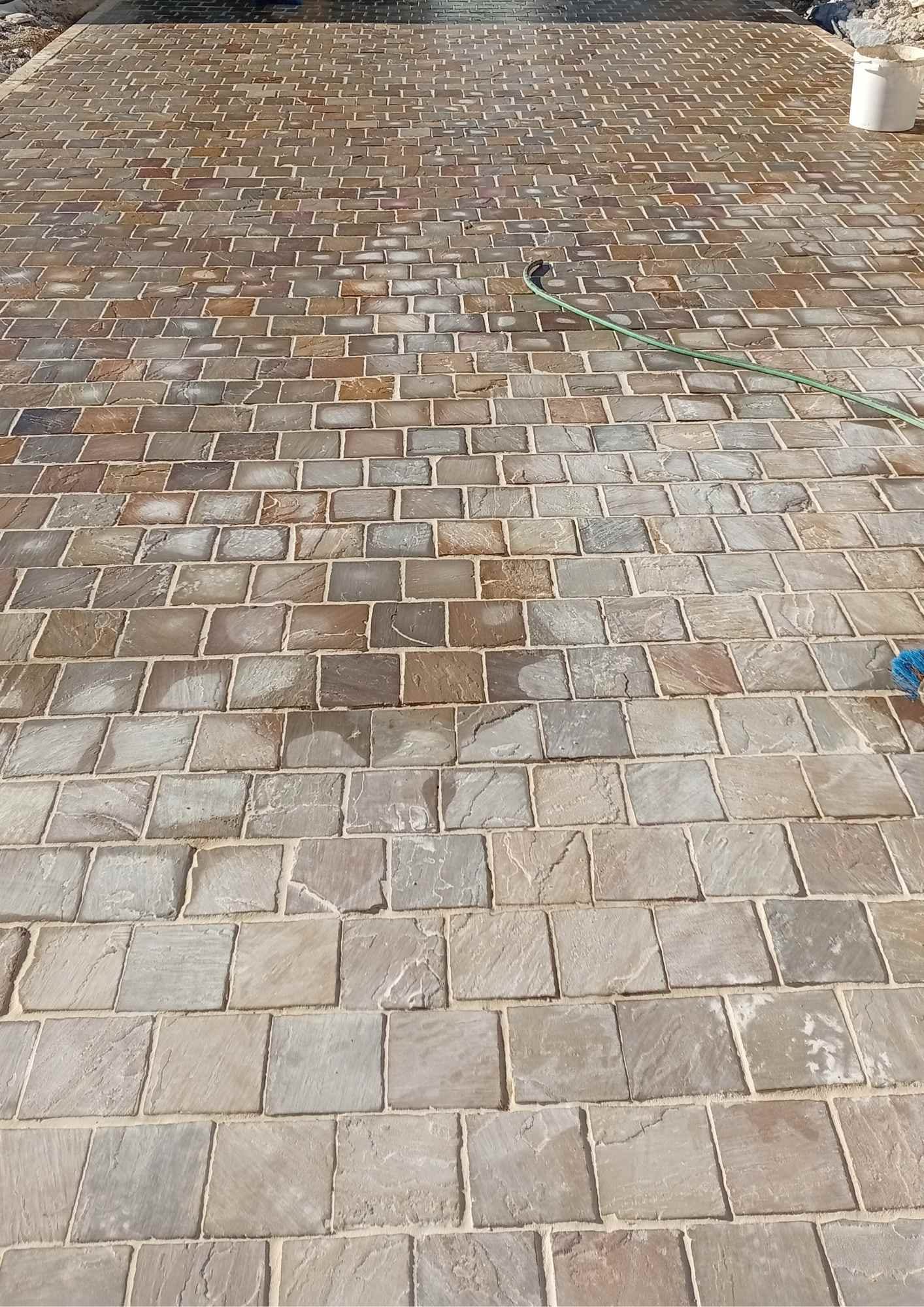 Pose pavé Marseille — vue finale avec portail intégré