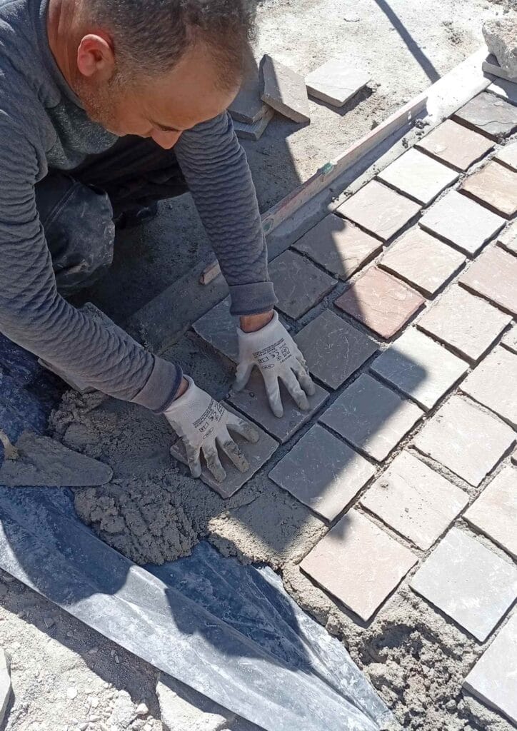Pose de pavé autobloquant pour allée carrossable à Marseille · LMVP
