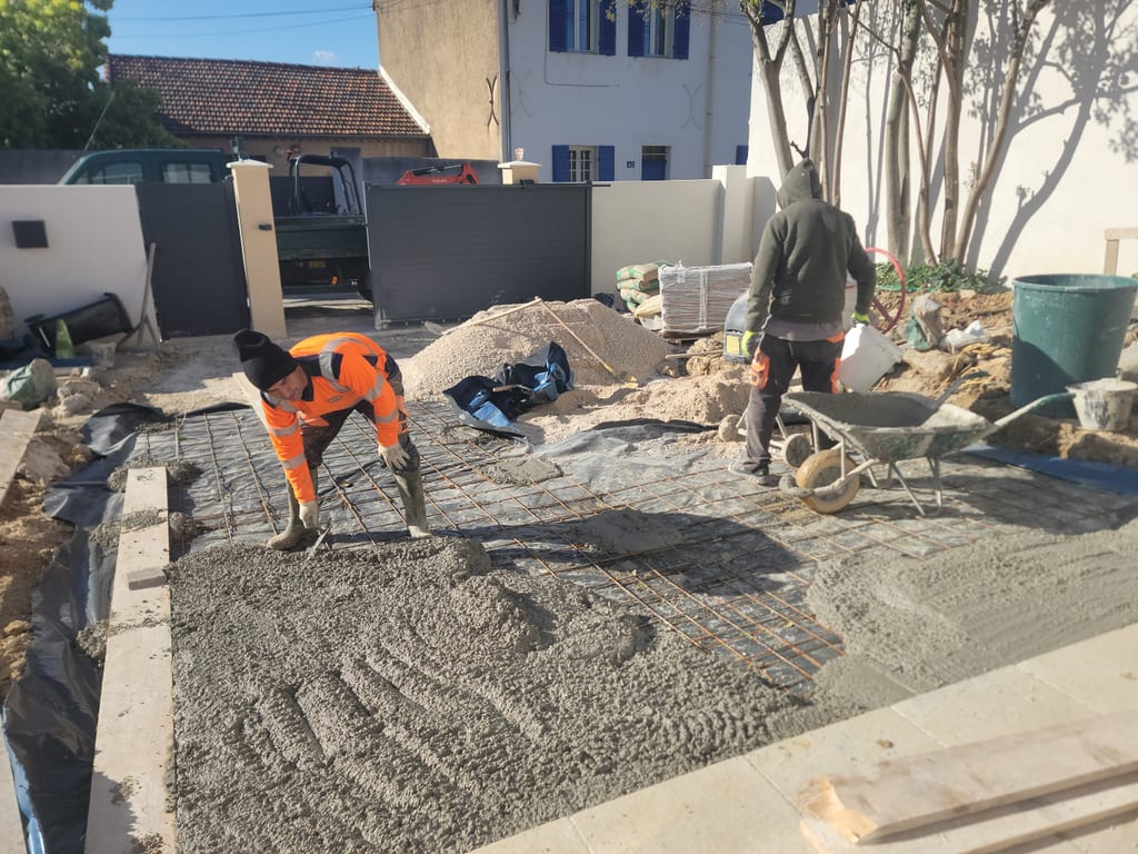 Équipe LMVP en cours de coulage béton — fond de forme + ferraillage