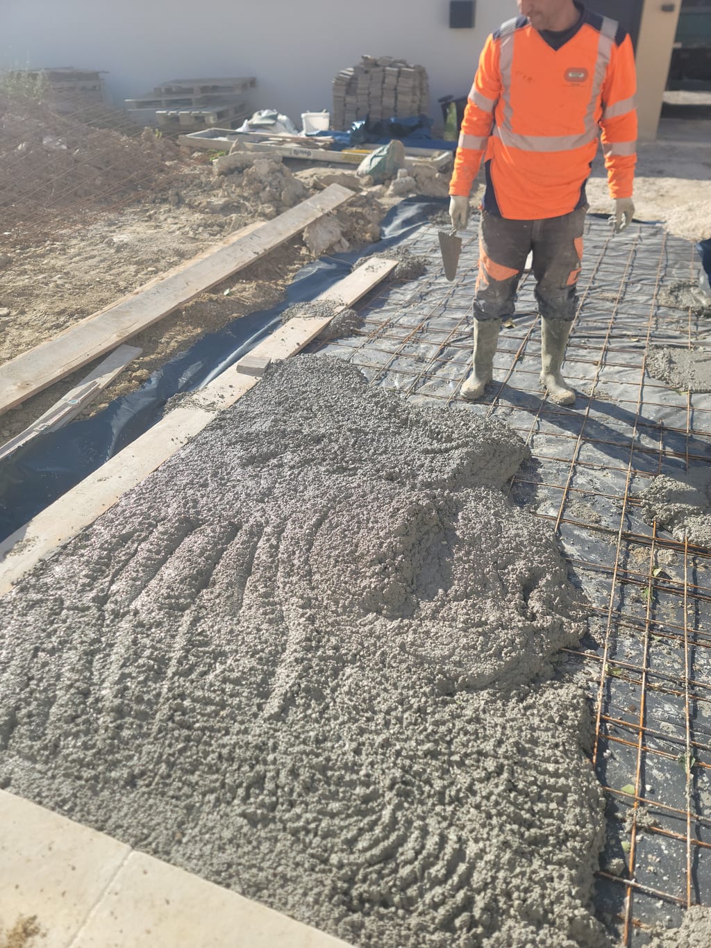 Pose d'une allée pavée sur notre chantier de Saint-Barnabé, à Marseille