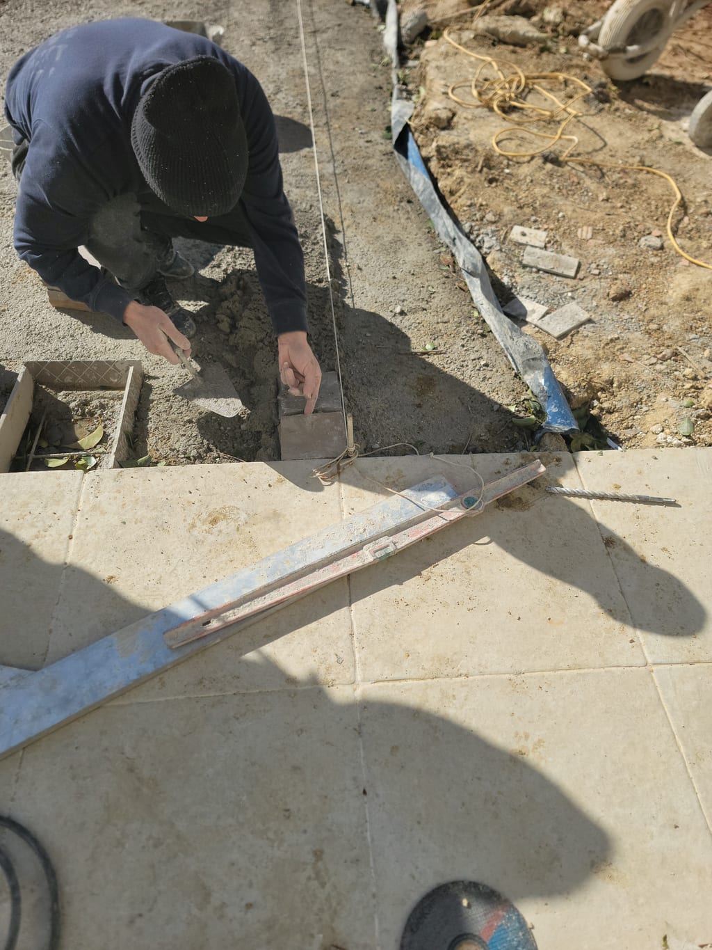 Contrôle niveau à bulle sur dalle béton durcie