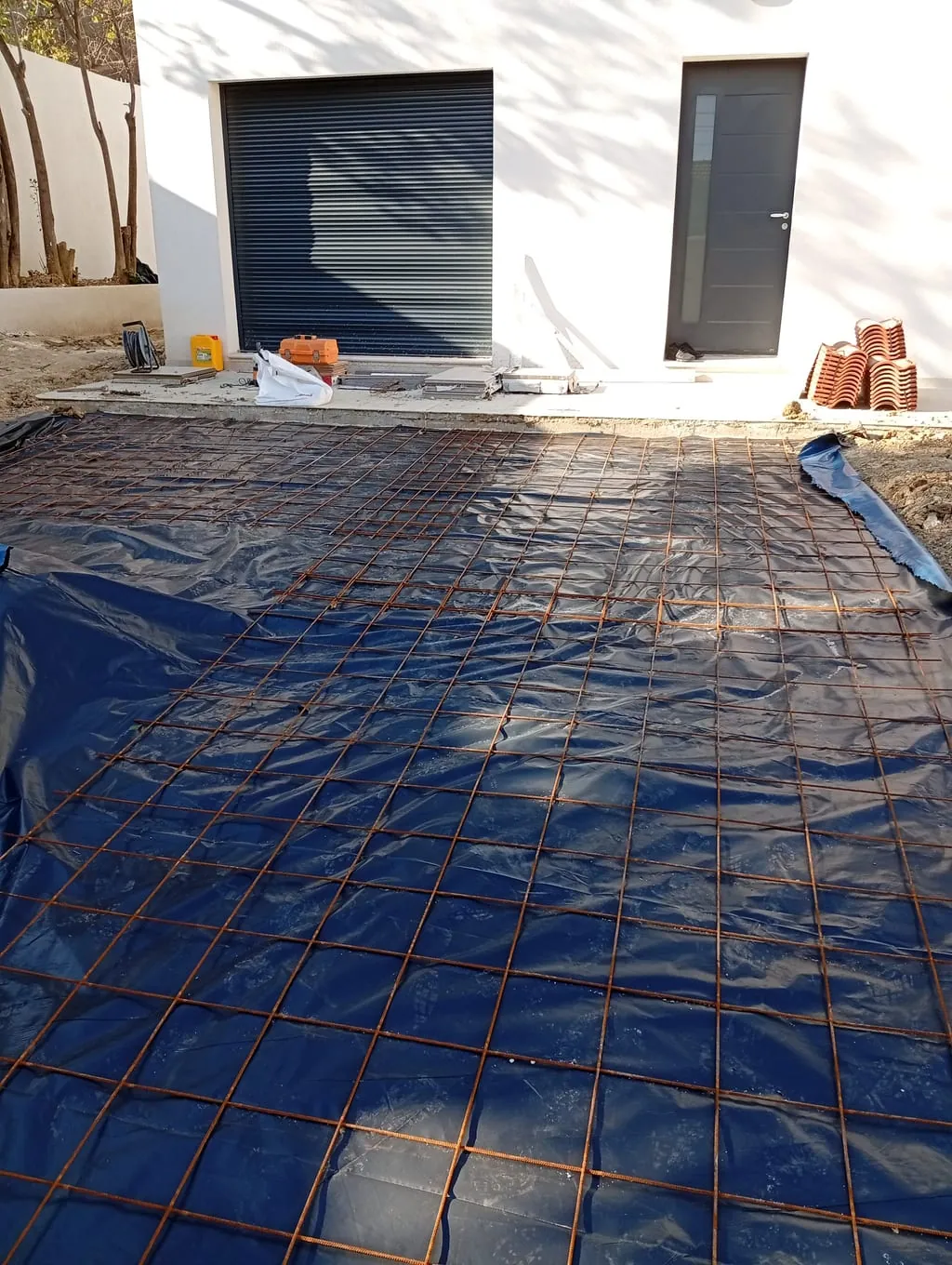 Pose d'une allée pavée sur notre chantier de Saint-Barnabé, à Marseille