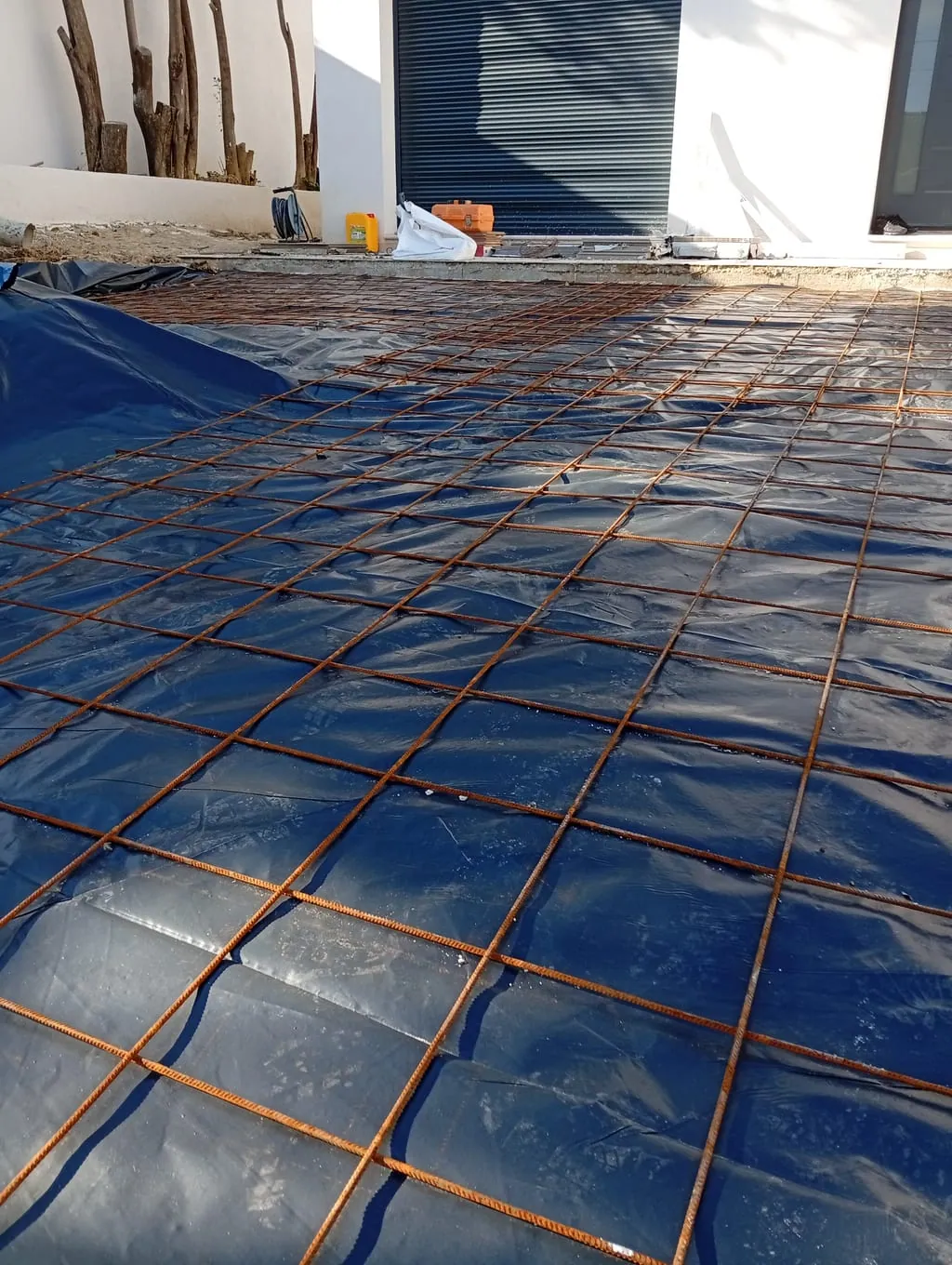 Pose d'une allée pavée sur notre chantier de Saint-Barnabé, à Marseille