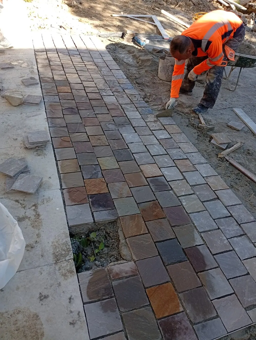 Pose d'une allée pavée sur notre chantier de Saint-Barnabé, à Marseille