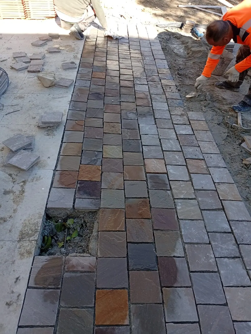 Pose d'une allée pavée sur notre chantier de Saint-Barnabé, à Marseille