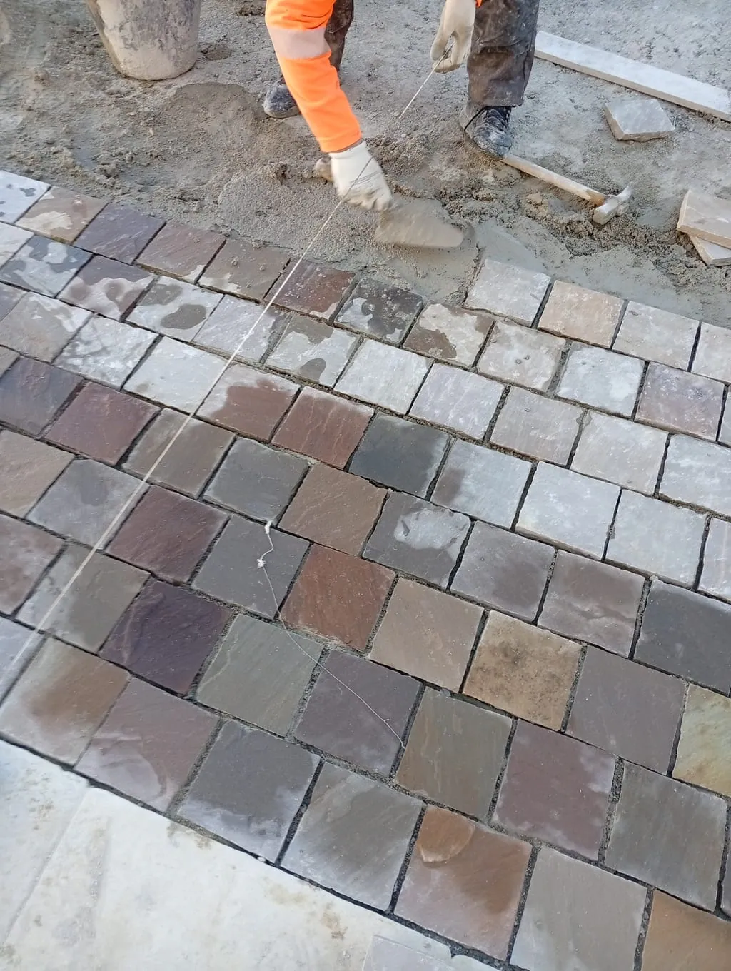 Pose d'une allée pavée sur notre chantier de Saint-Barnabé, à Marseille
