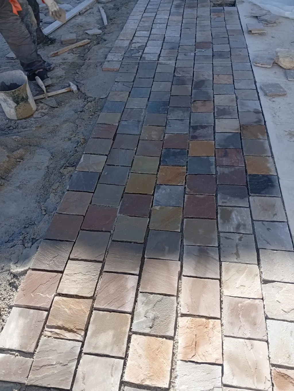Pose d'une allée pavée sur notre chantier de Saint-Barnabé, à Marseille