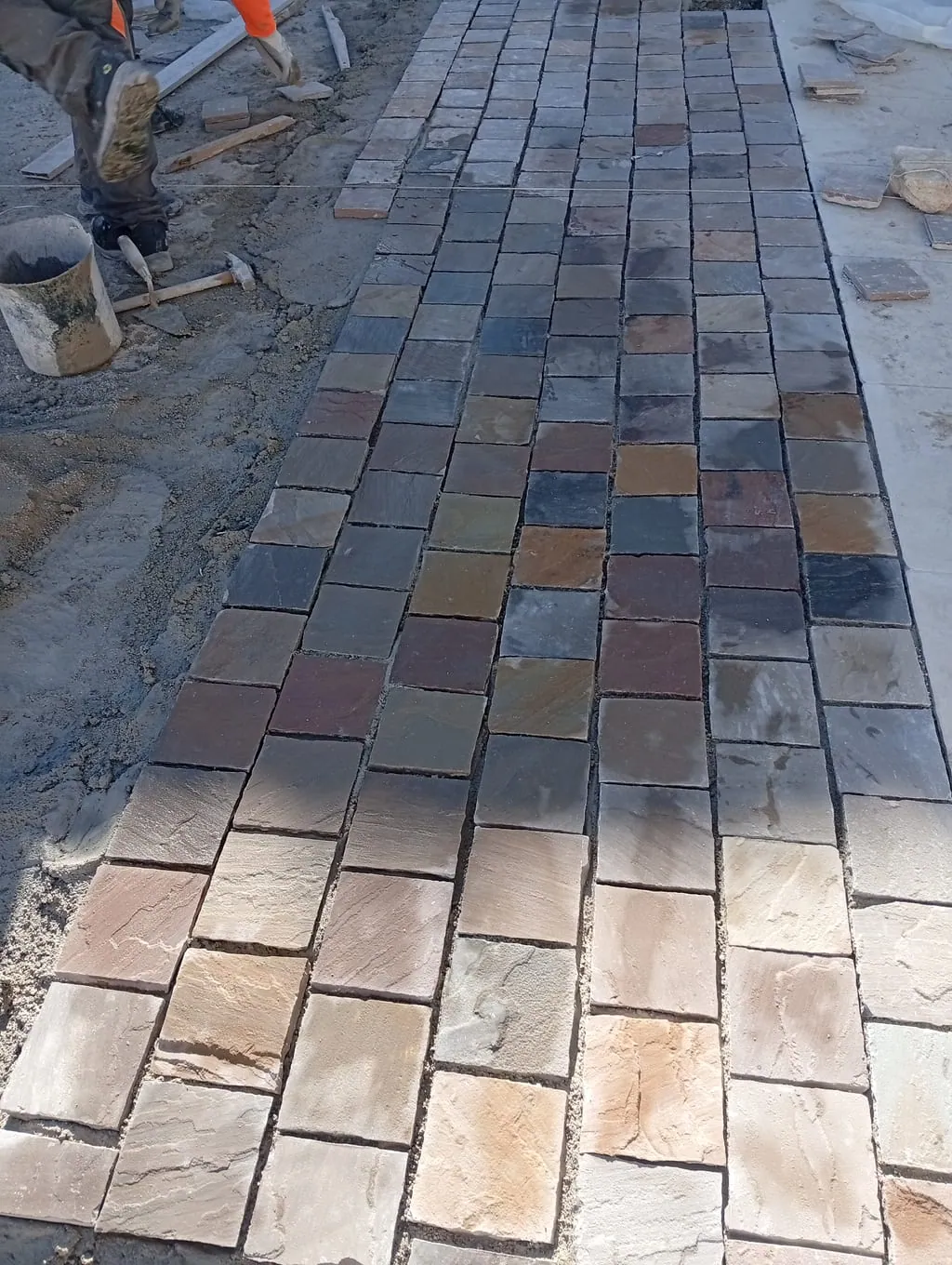 Pose d'une allée pavée sur notre chantier de Saint-Barnabé, à Marseille