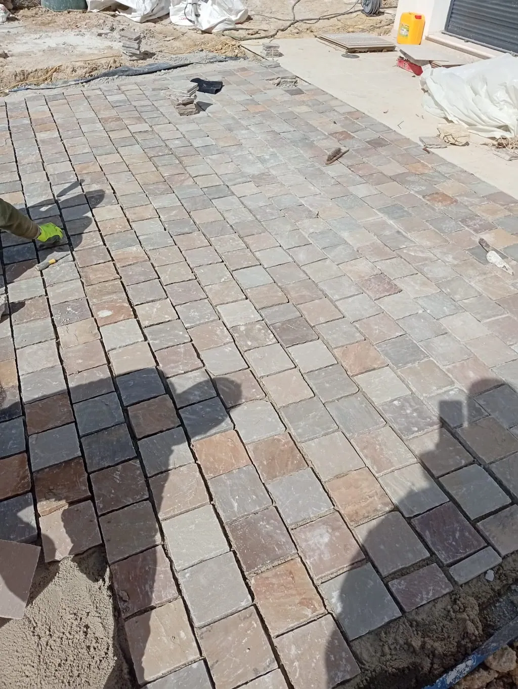 Pose d'une allée pavée sur notre chantier de Saint-Barnabé, à Marseille